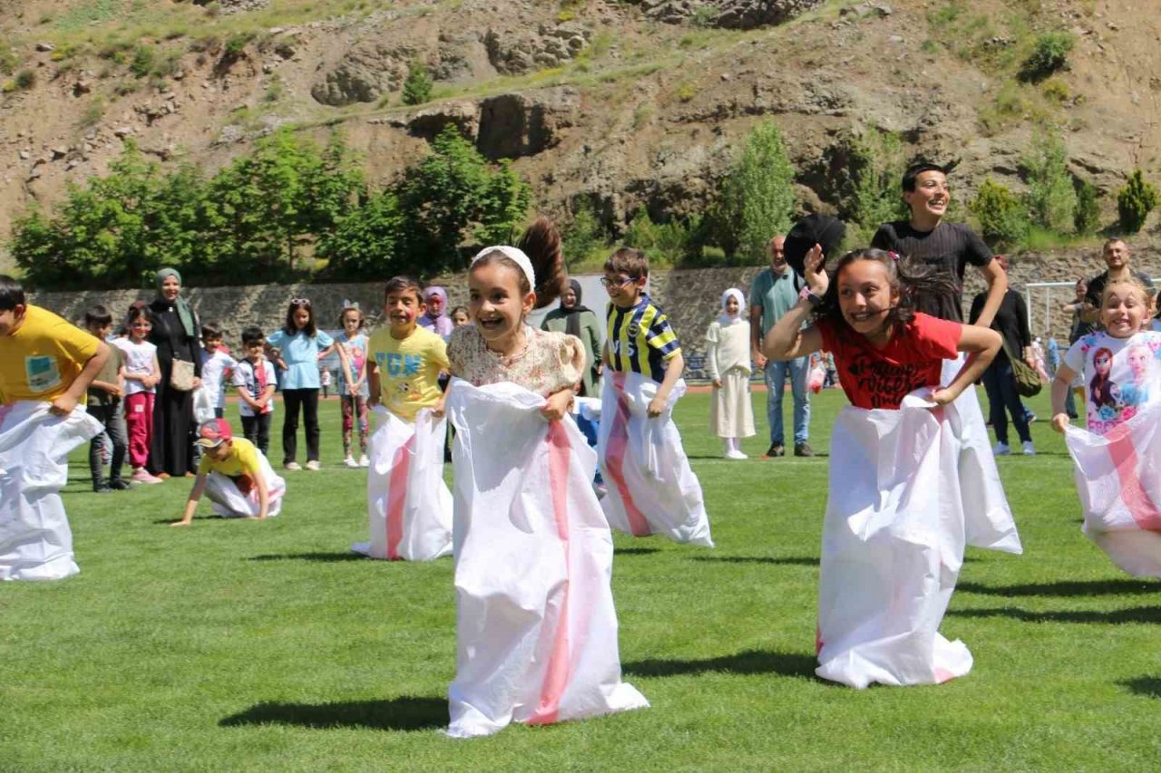 Gümüşhane’de karnesini alan çocuklar Yenişehir Stadyumunda doyasıya eğlendi
