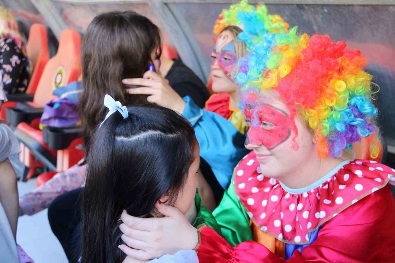 Gümüşhane’de karnesini alan çocuklar Yenişehir Stadyumunda doyasıya eğlendi