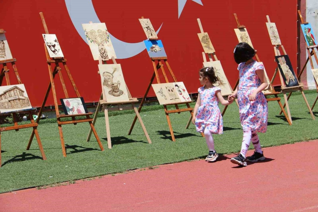 Gümüşhane’de karnesini alan çocuklar Yenişehir Stadyumunda doyasıya eğlendi