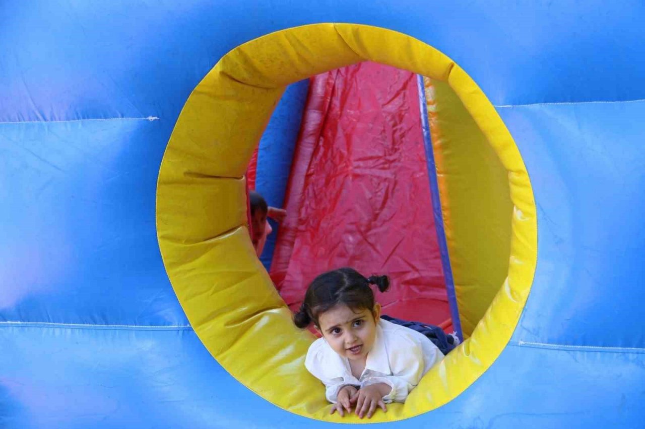 Gümüşhane’de karnesini alan çocuklar Yenişehir Stadyumunda doyasıya eğlendi