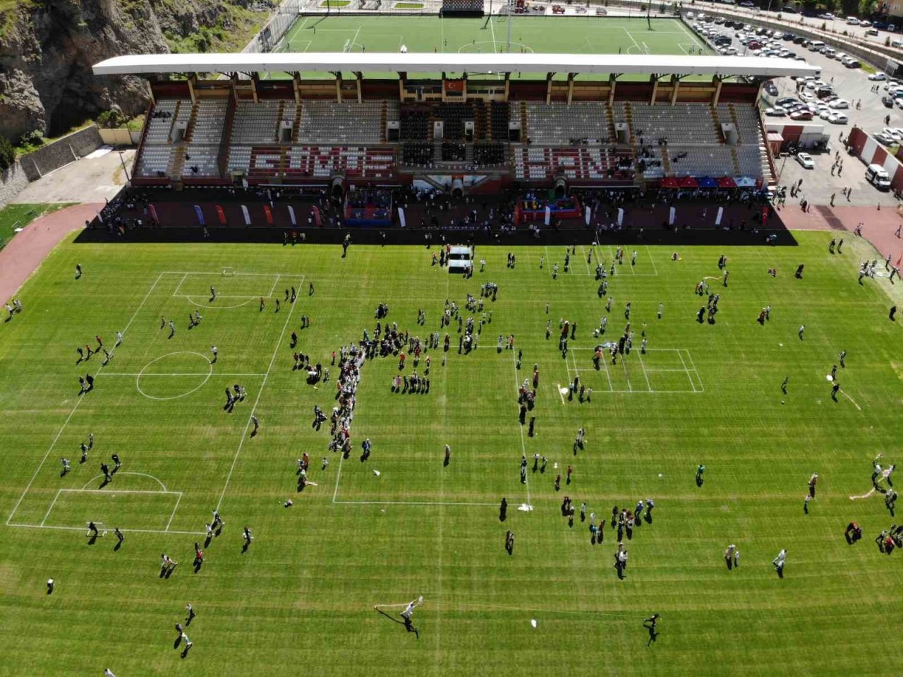 Gümüşhane’de karnesini alan çocuklar Yenişehir Stadyumunda doyasıya eğlendi