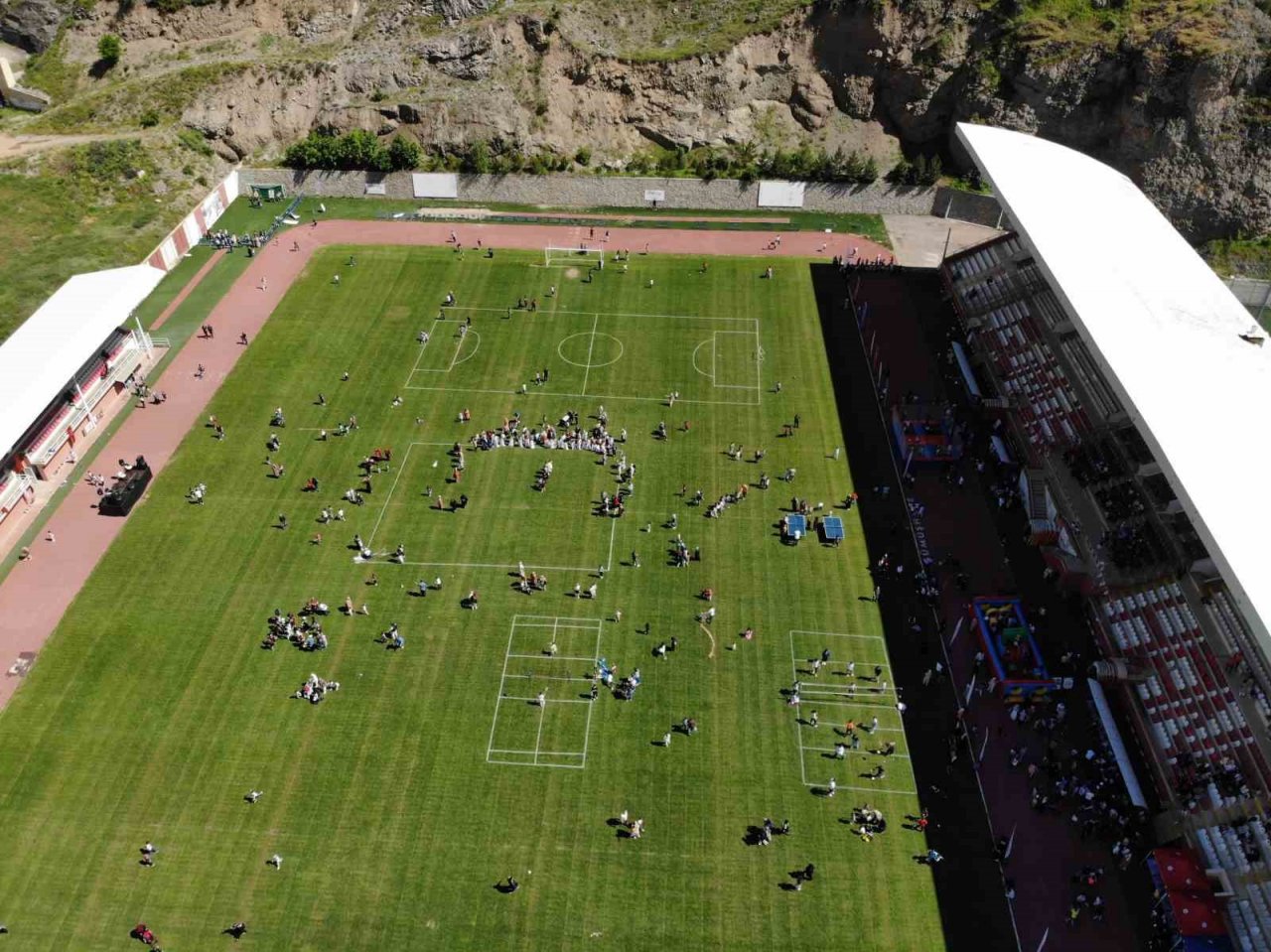 Gümüşhane’de karnesini alan çocuklar Yenişehir Stadyumunda doyasıya eğlendi
