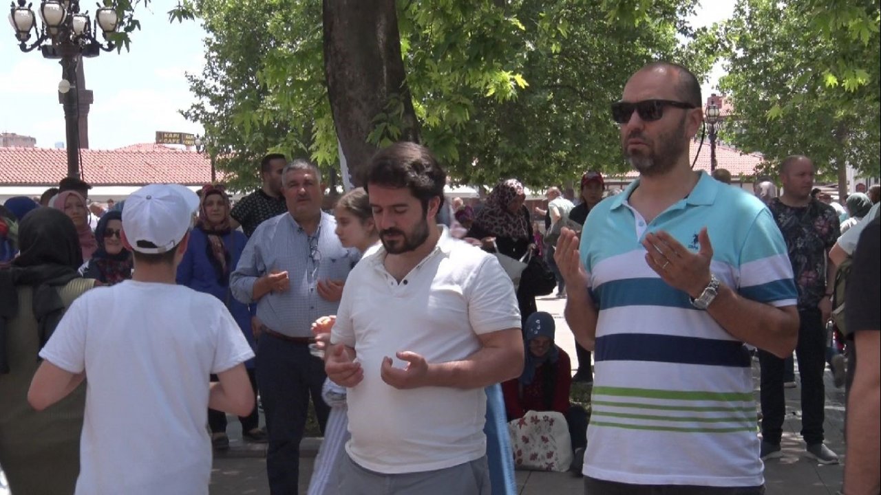 Yüzlerce veli YKS’ye girecek çocukları için Hacı Bayram Veli Türbesi’nde dua etti