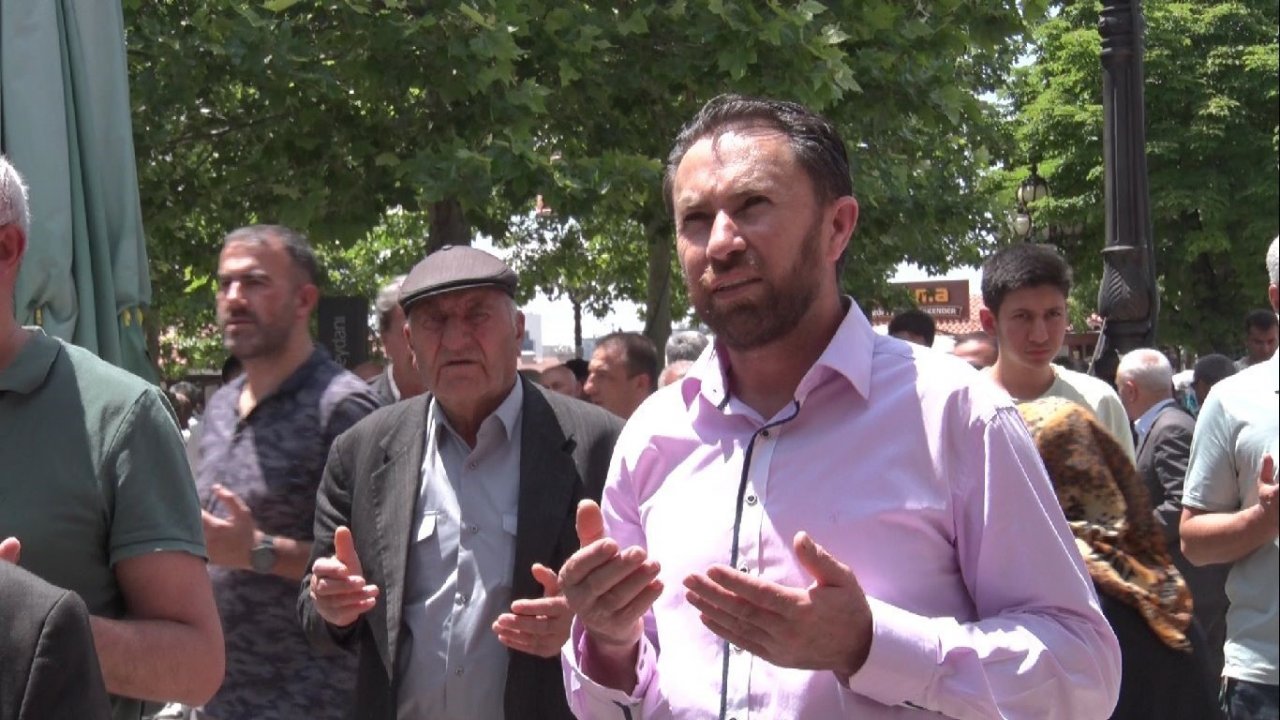 Yüzlerce veli YKS’ye girecek çocukları için Hacı Bayram Veli Türbesi’nde dua etti