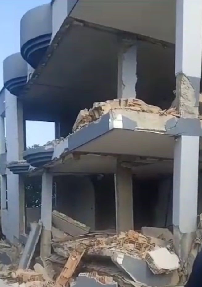 Hatay’da ağır hasarlı 3 katlı binanın zemin katı çöktü