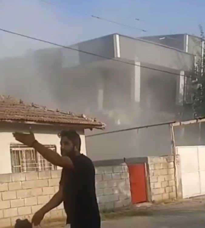 Hatay’da ağır hasarlı 3 katlı binanın zemin katı çöktü