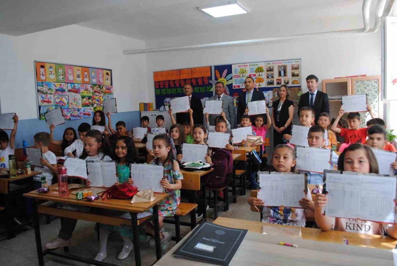 Eğirdir’de 4 bin 600 öğrenci karne sevinci yaşadı