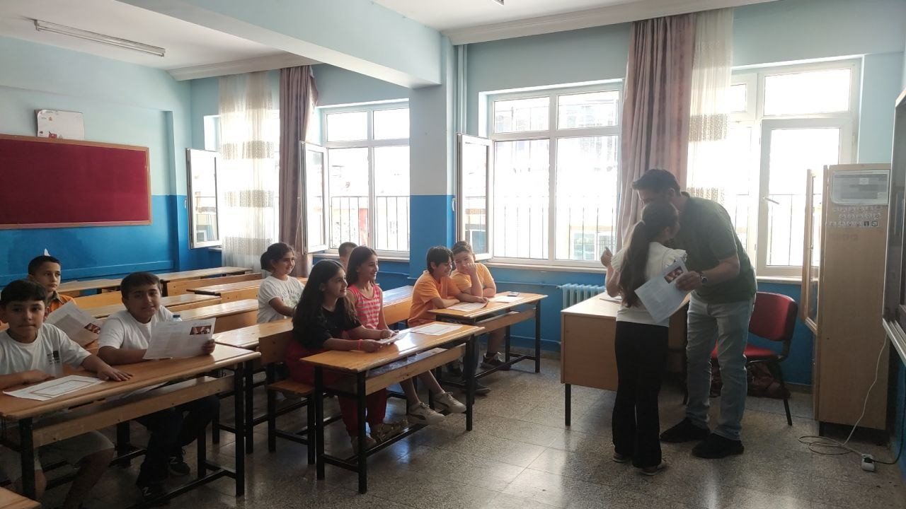 Depremzede öğrenciler karnelerini alırken öğretmenlerinin elini öptü