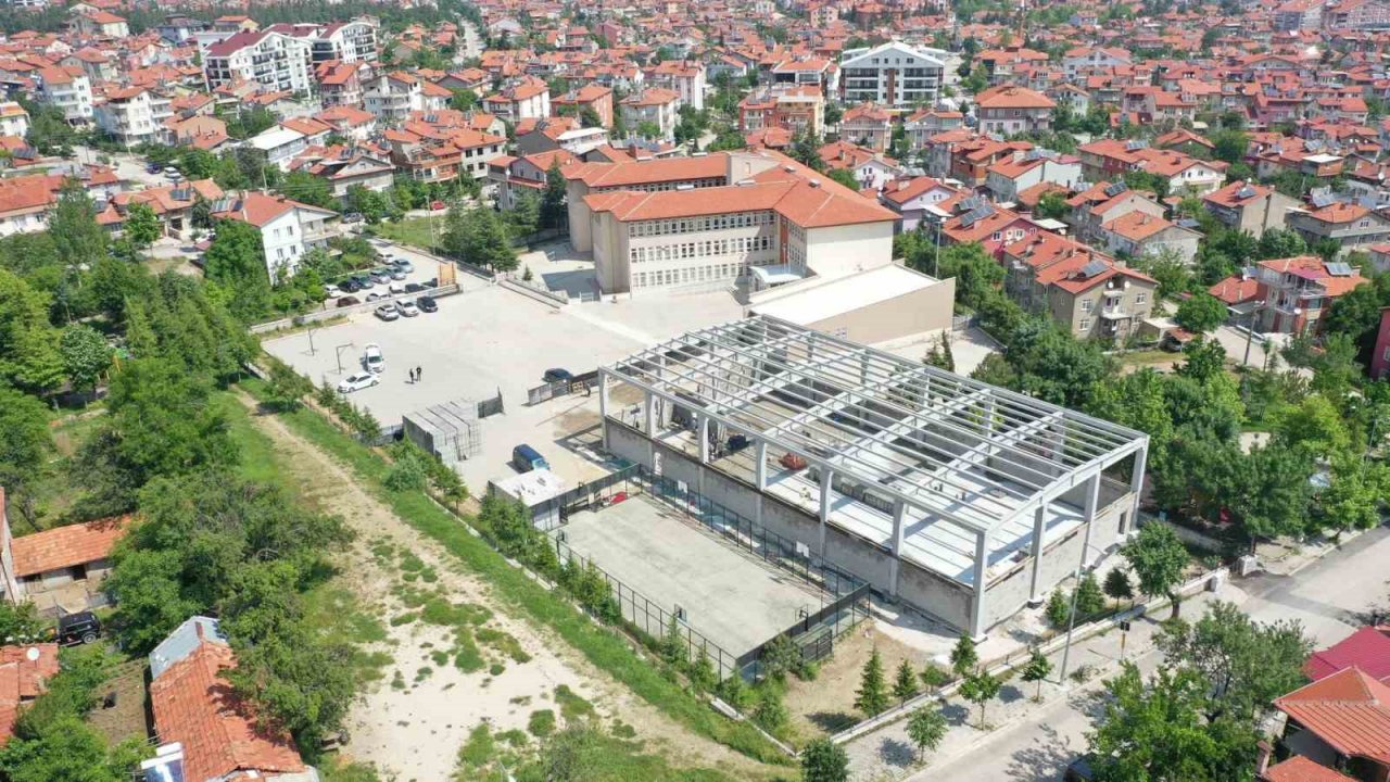 Şehit Burhan Açıkkol Ortaokulu Kapalı Spor Salonunun duvar örme çalışmaları devam ediyor