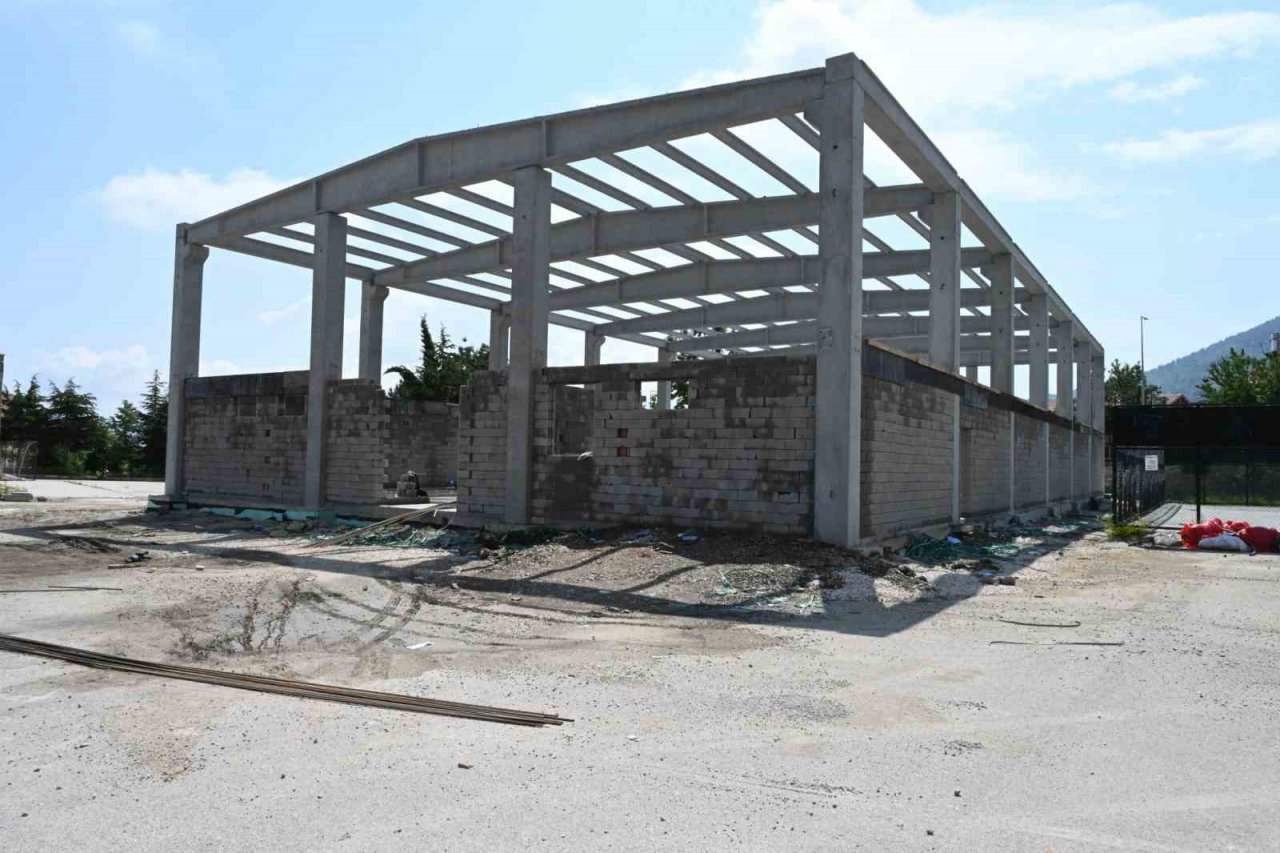 Şehit Burhan Açıkkol Ortaokulu Kapalı Spor Salonunun duvar örme çalışmaları devam ediyor