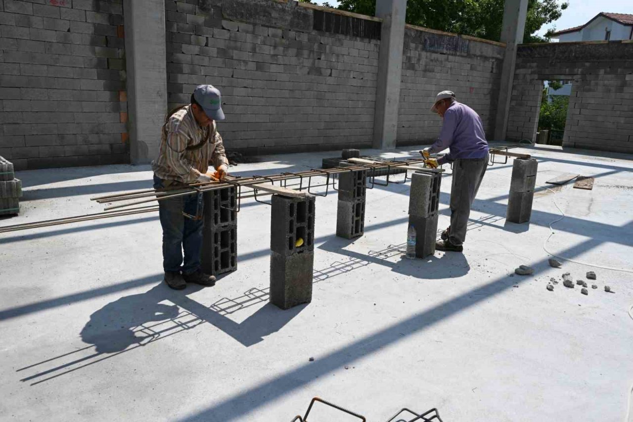 Şehit Burhan Açıkkol Ortaokulu Kapalı Spor Salonunun duvar örme çalışmaları devam ediyor