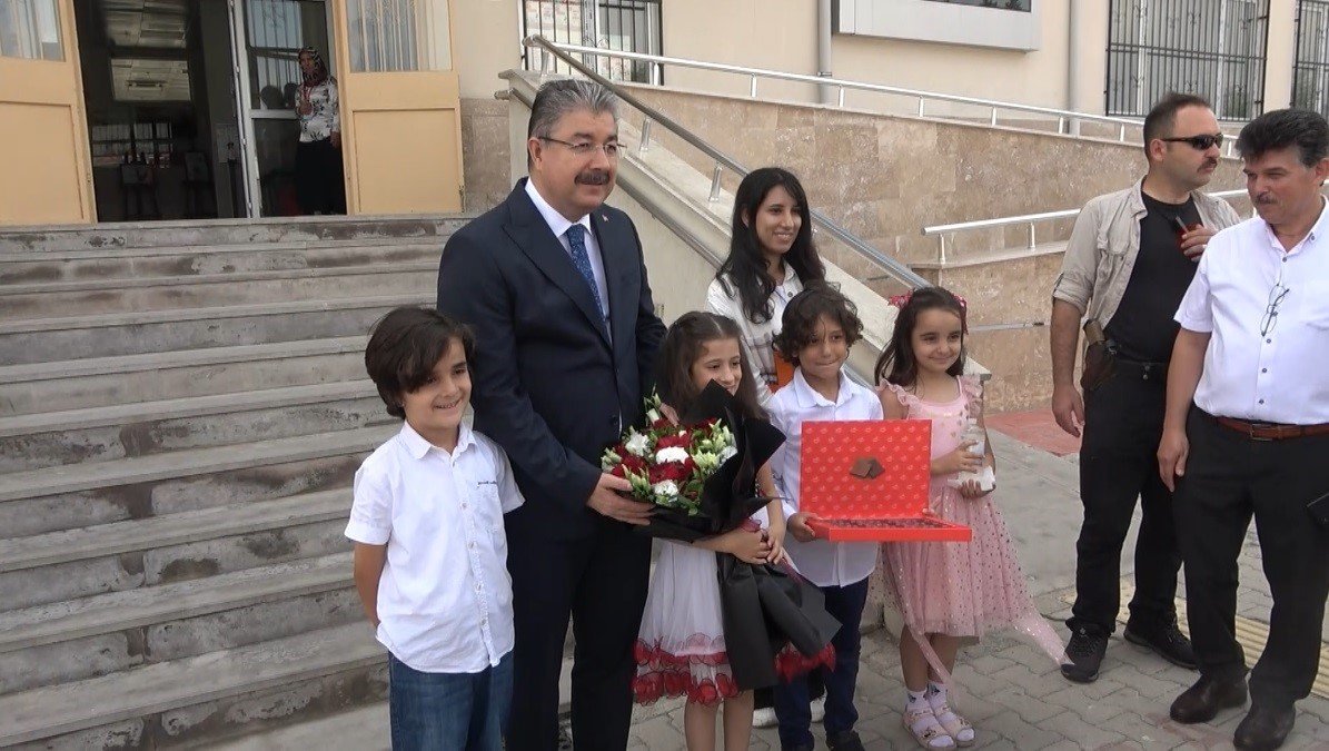 Deprem bölgesi Osmaniye’de karne heyecanı