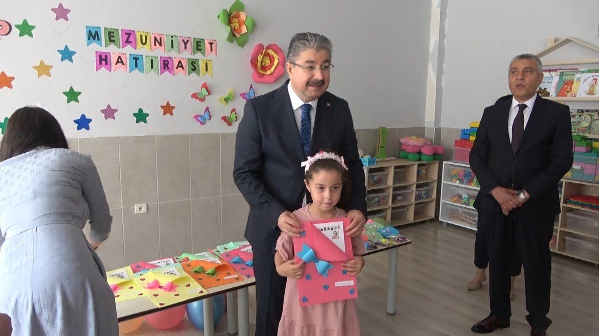 Deprem bölgesi Osmaniye’de karne heyecanı