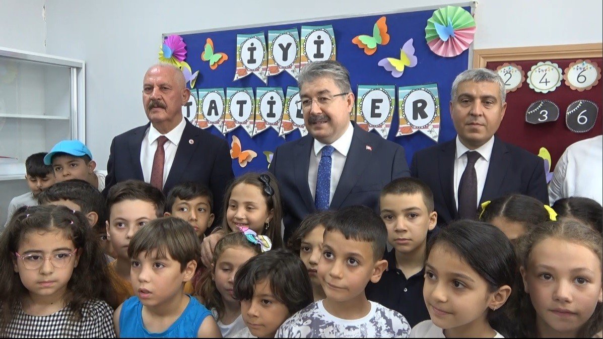 Deprem bölgesi Osmaniye’de karne heyecanı