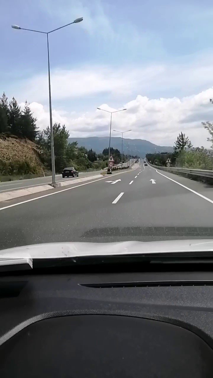 Trafikte tehlikeli yolculuklar kameraya yansıdı