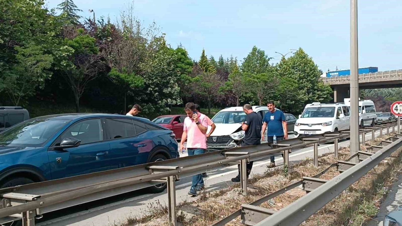D100’de hurda yüklü tır devrildi: Yol 3 saat kapalı kaldı