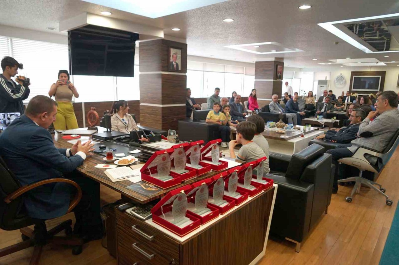 Kastamonu’da öğrenciler 1,5 tondan fazla atık pilin doğayı kirletmesini önledi