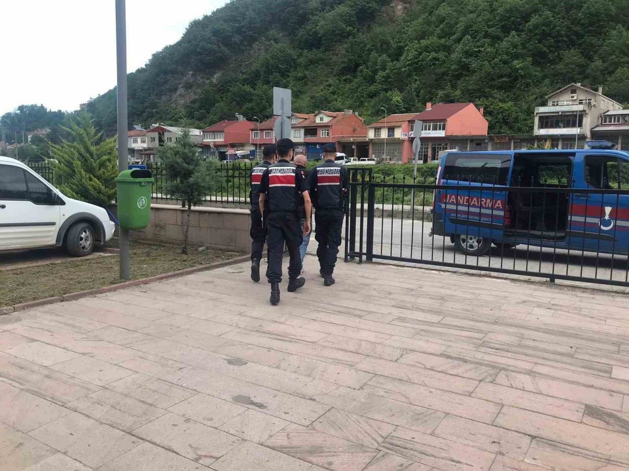 Jandarmadan aranan şahıslara operasyon: 26 gözaltı