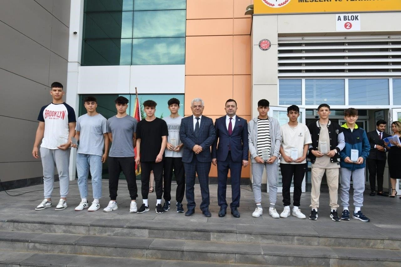 Kayseri OSB Teknik Koleji’nde mezuniyet sevinci