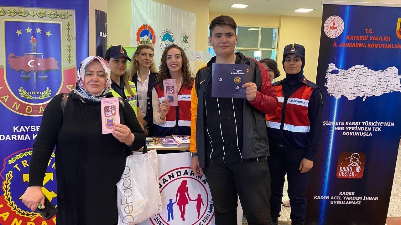 Jandarma, fuara gelen ziyaretçileri bilgilendirdi