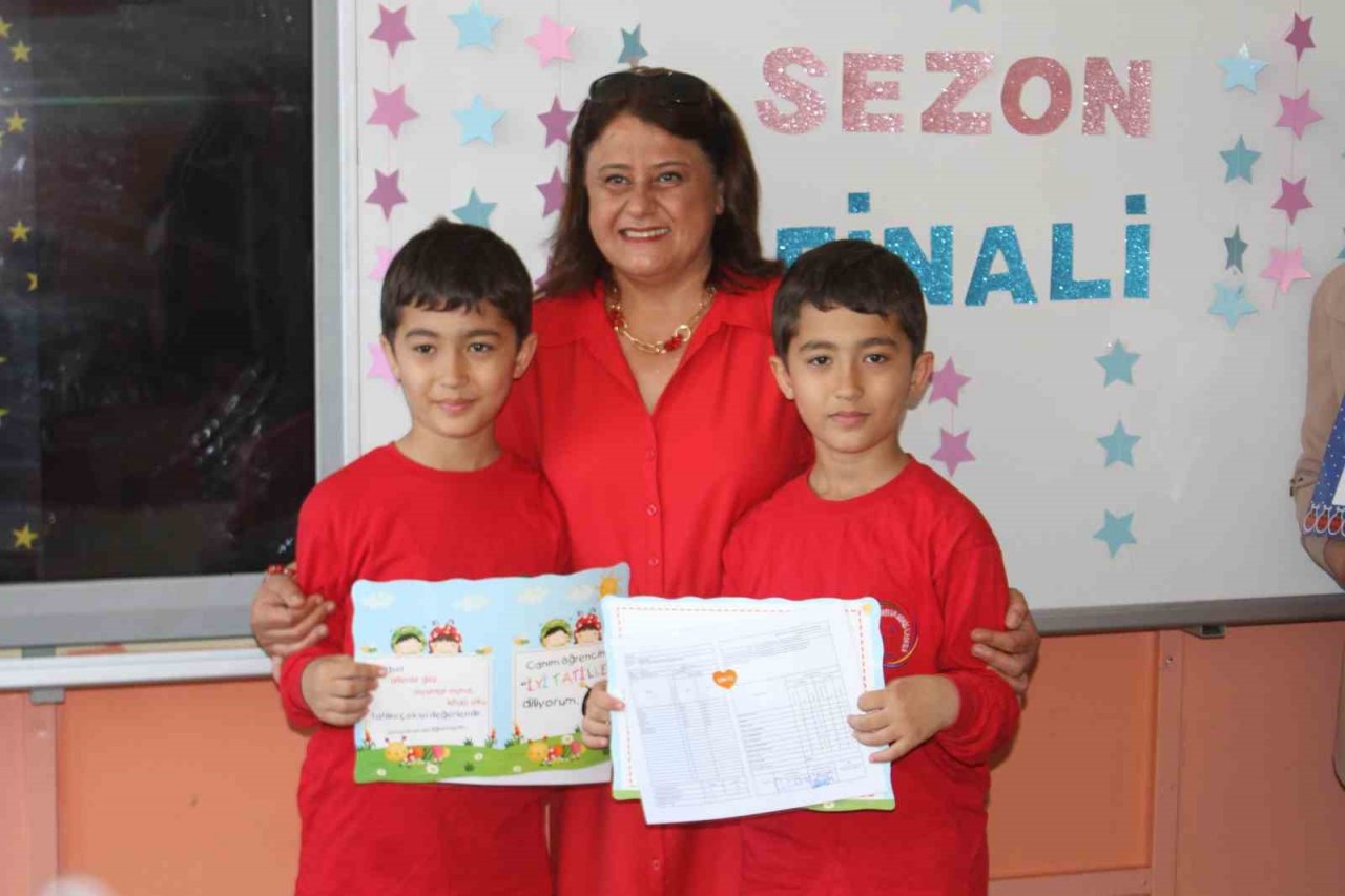 Ordu’da ikiz öğrencilerin karne heyecanı