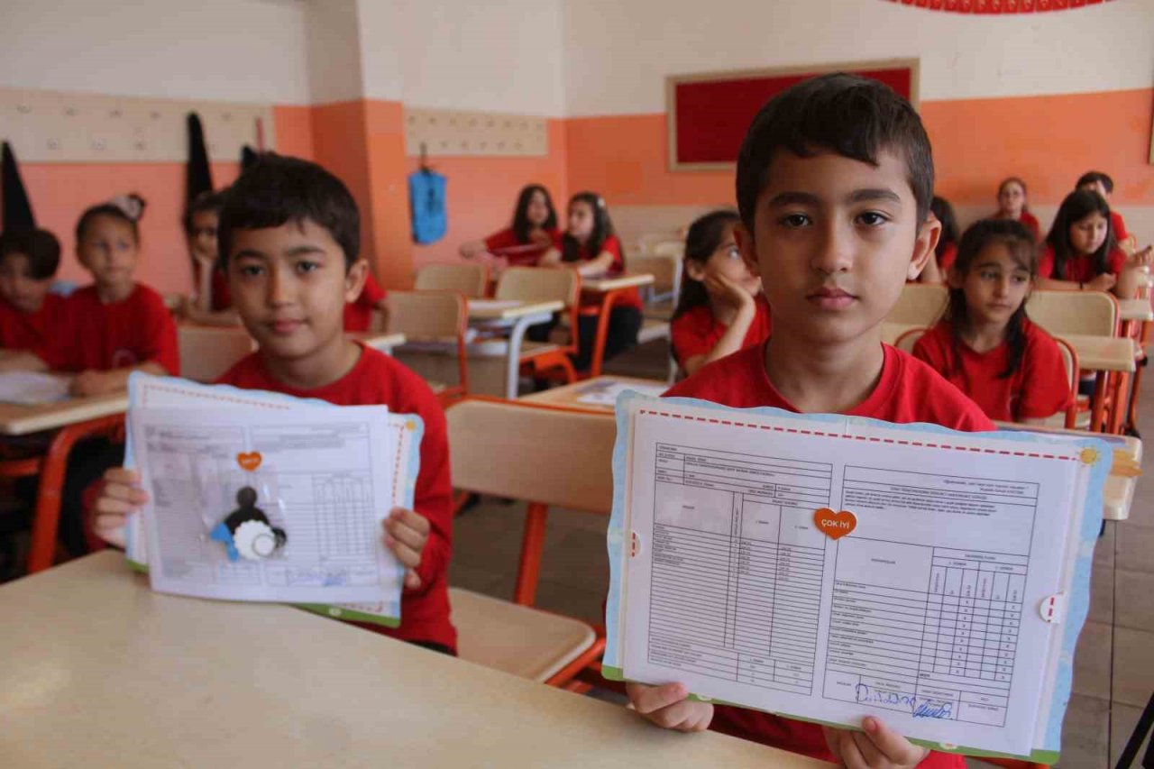 Ordu’da ikiz öğrencilerin karne heyecanı