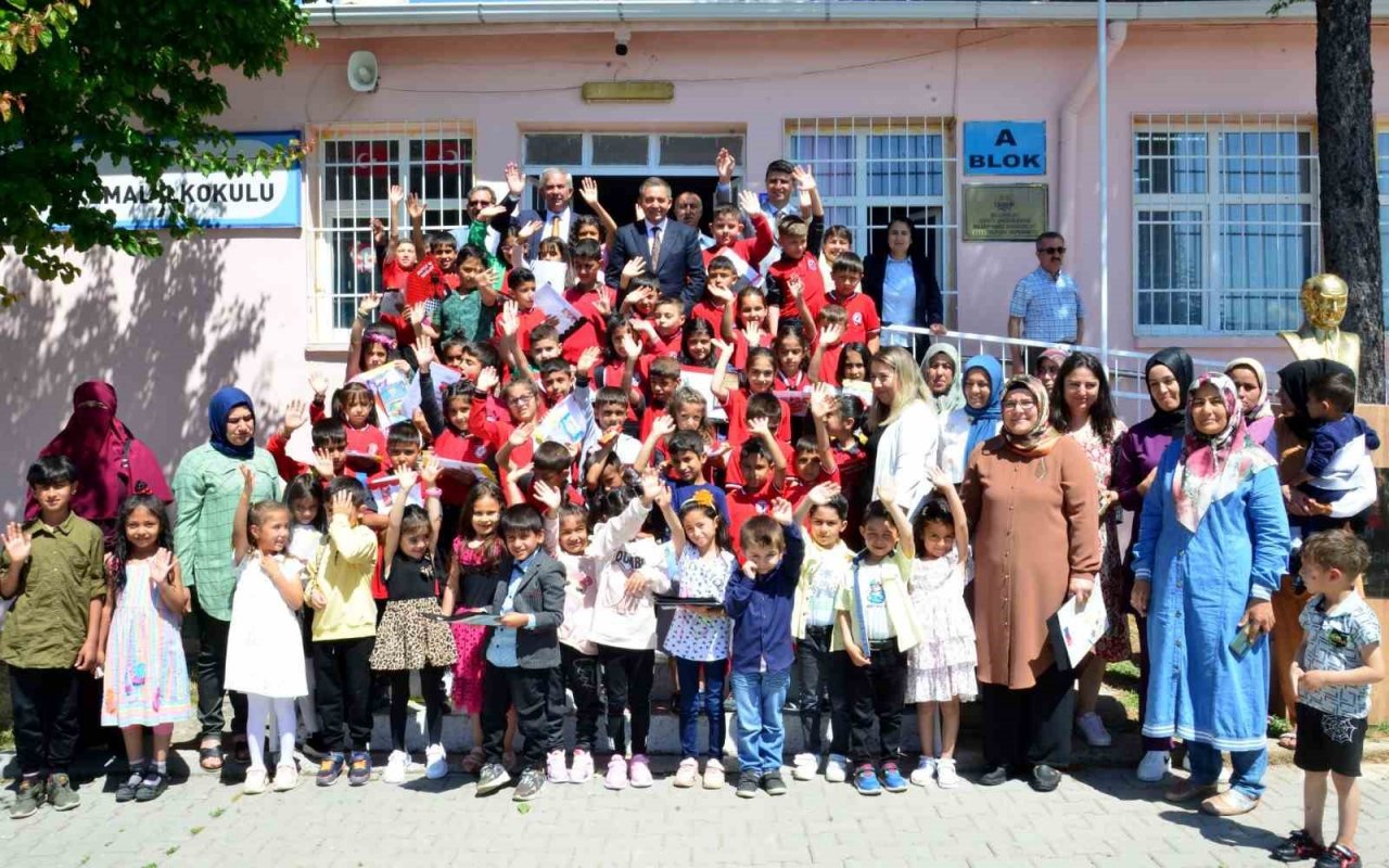 Kırşehir’de 46 bin 108 öğrenci karne heyecanı yaşadı