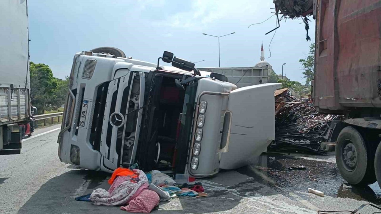 D100’de hurda yüklü tır devrildi: Yol 3 saat kapalı kaldı