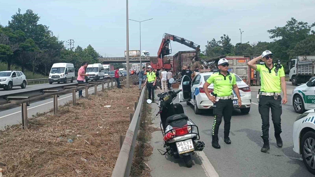 D100’de hurda yüklü tır devrildi: Yol 3 saat kapalı kaldı