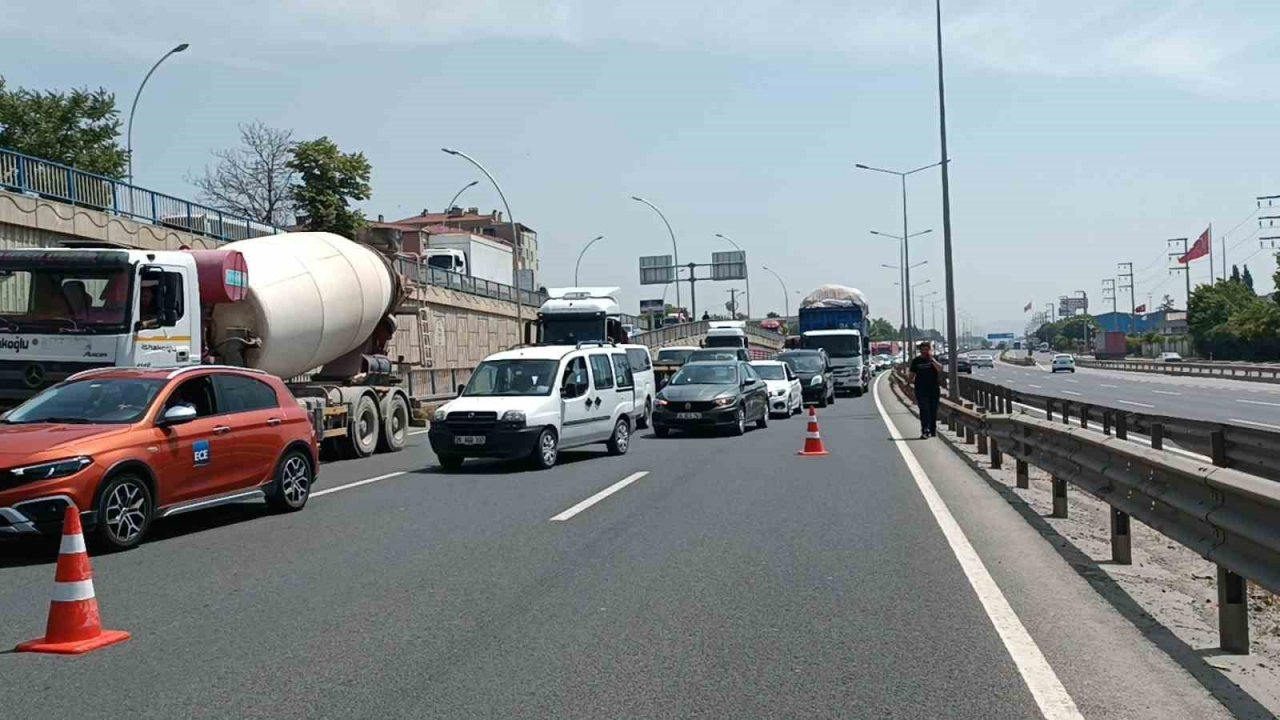 Kasası açılan tır köprüye sıkıştı: Sürücü yaralandı
