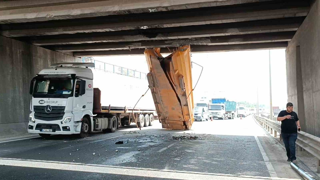 Kasası açılan tır köprüye sıkıştı: Sürücü yaralandı