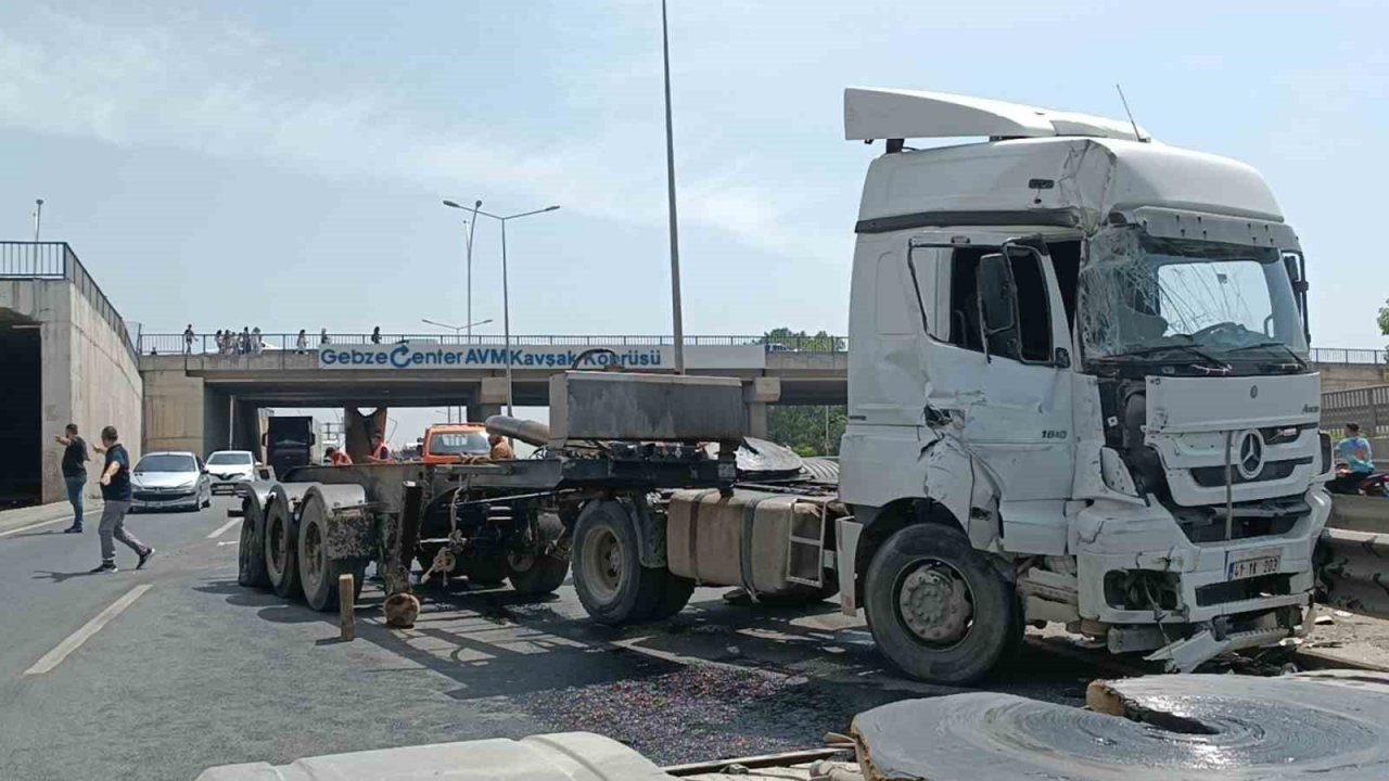 Kasası açılan tır köprüye sıkıştı: Sürücü yaralandı