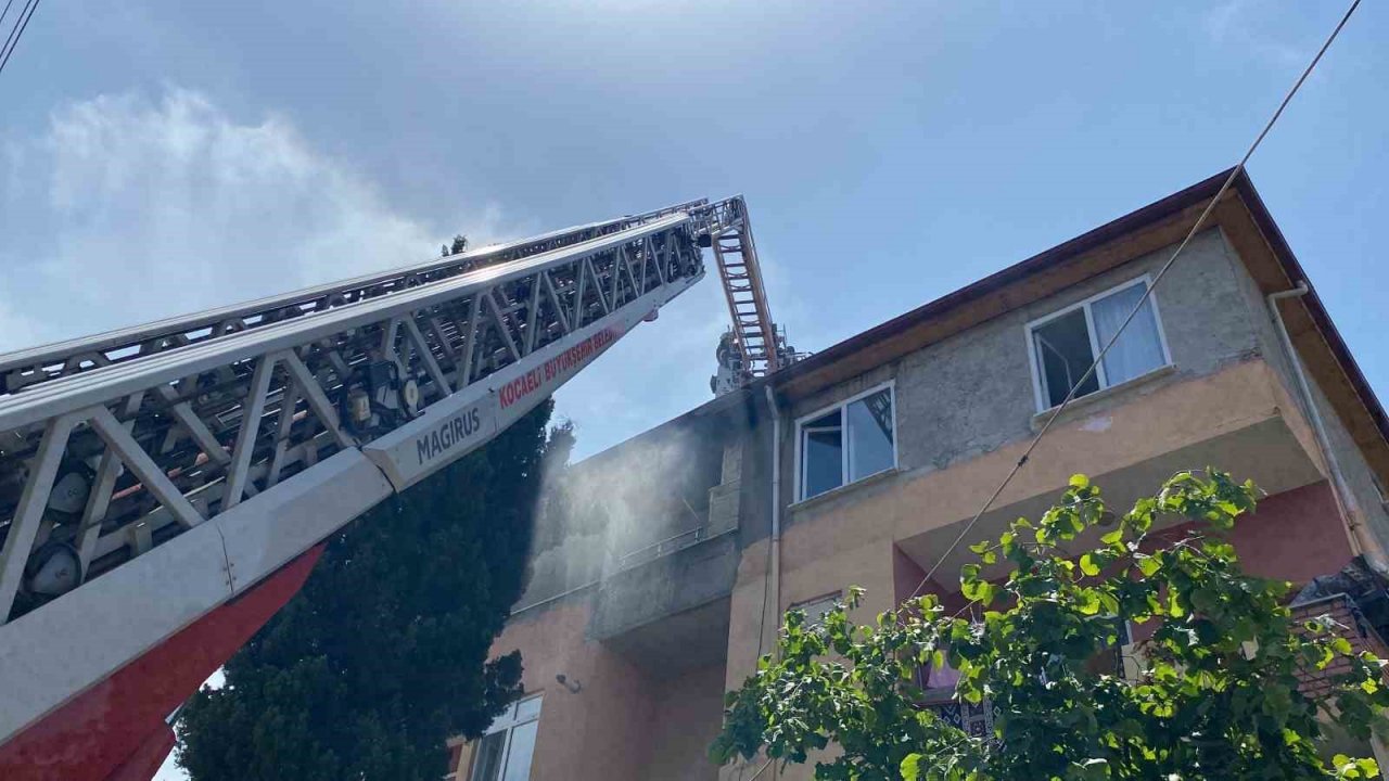 Kocaeli’nde 4 katlı binanın çatısında yangın çıktı
