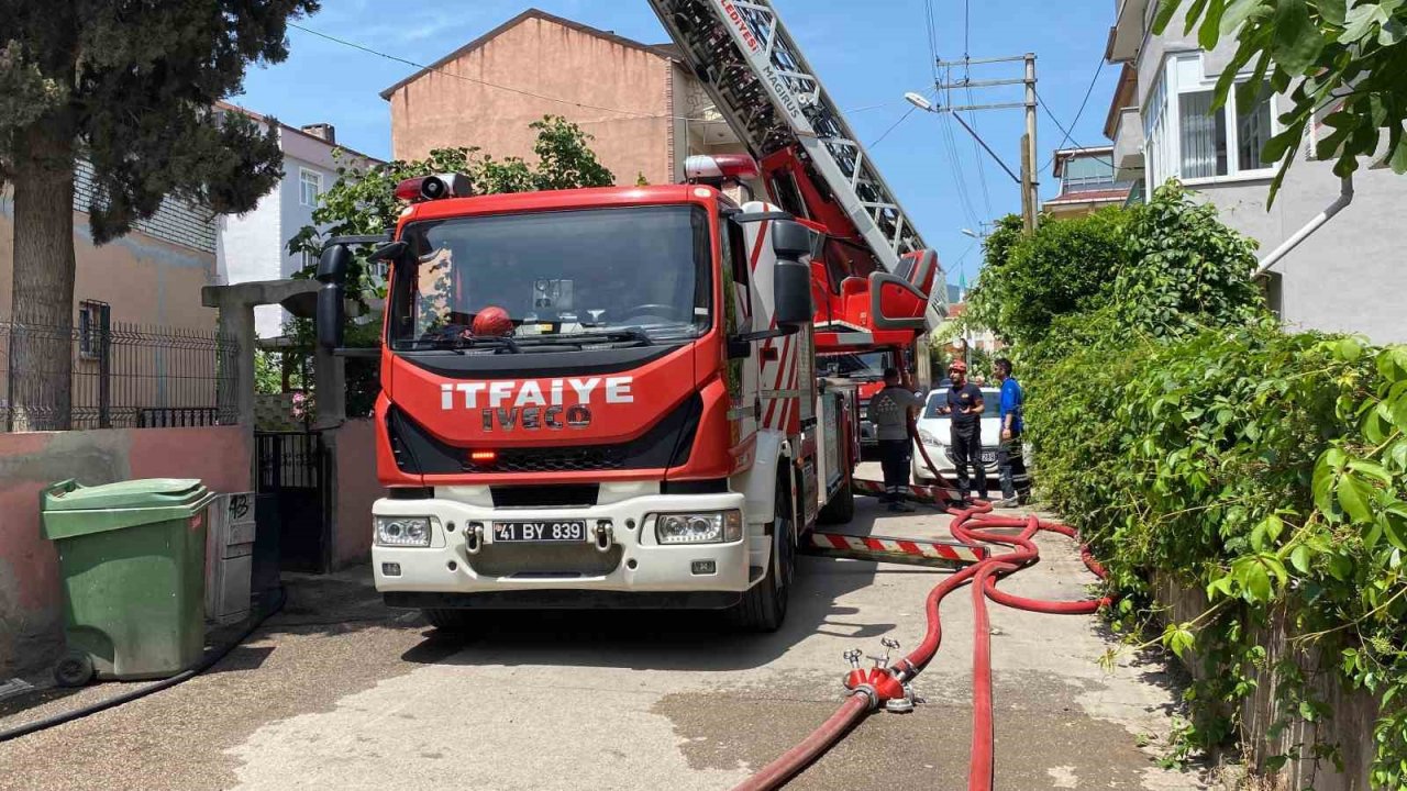 Kocaeli’nde 4 katlı binanın çatısında yangın çıktı