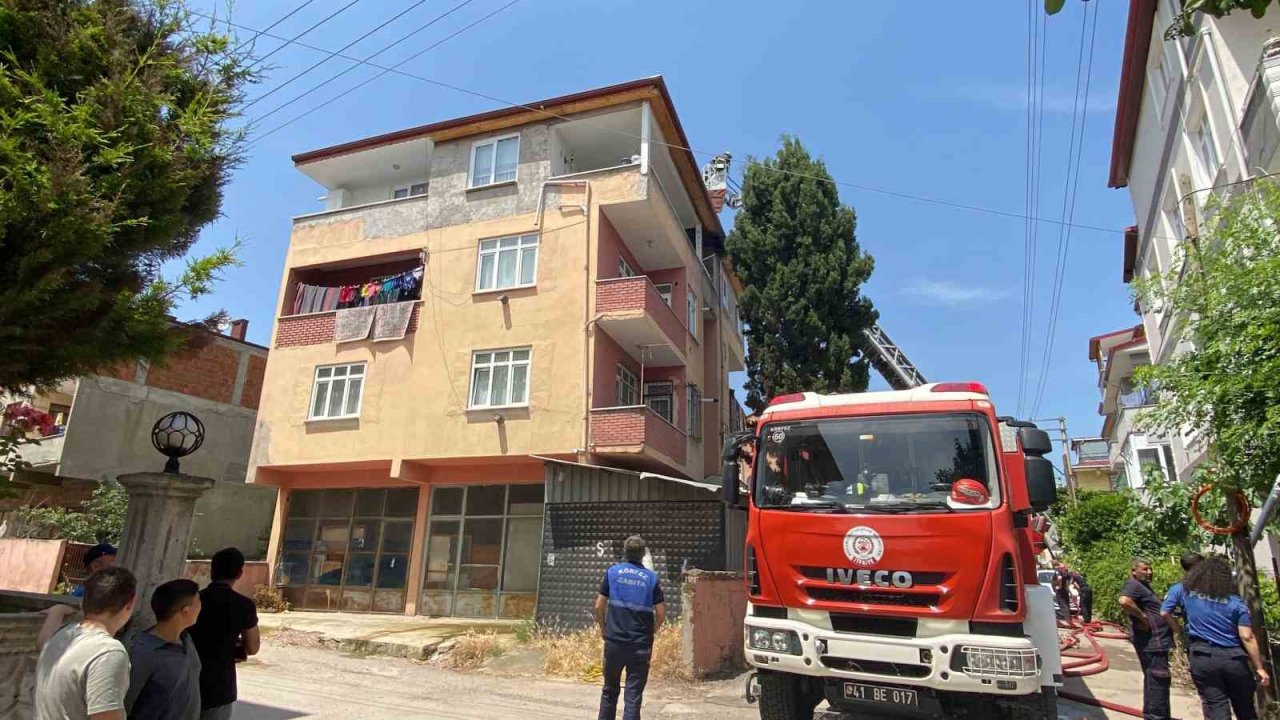 Kocaeli’nde 4 katlı binanın çatısında yangın çıktı