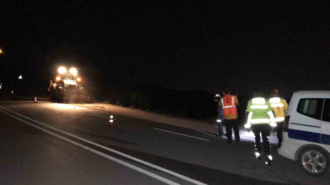 Tır bariyerlere çarptı, taşıdığı iş makineleri uçurumdan metrelerce aşağı uçtu