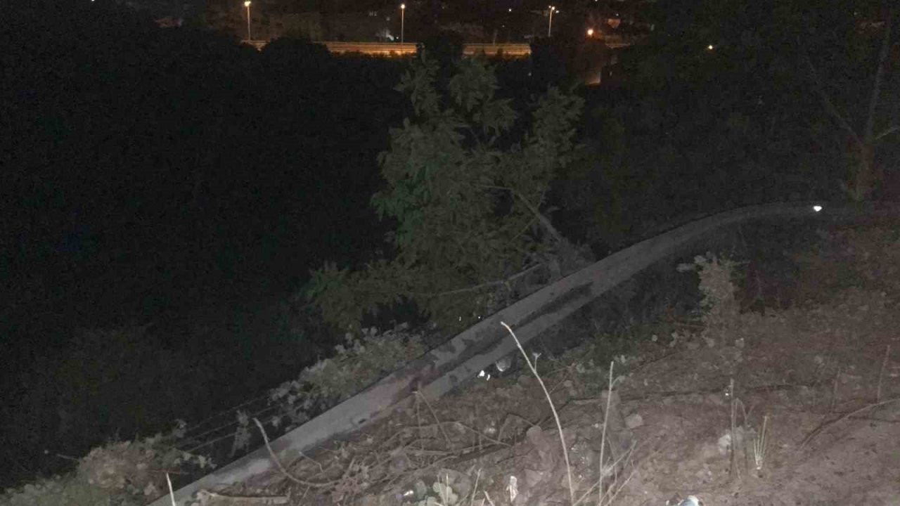 Tır bariyerlere çarptı, taşıdığı iş makineleri uçurumdan metrelerce aşağı uçtu