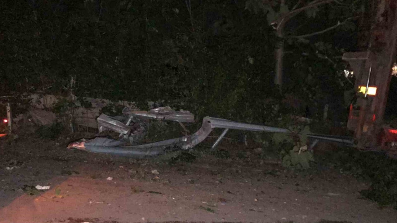 Tır bariyerlere çarptı, taşıdığı iş makineleri uçurumdan metrelerce aşağı uçtu