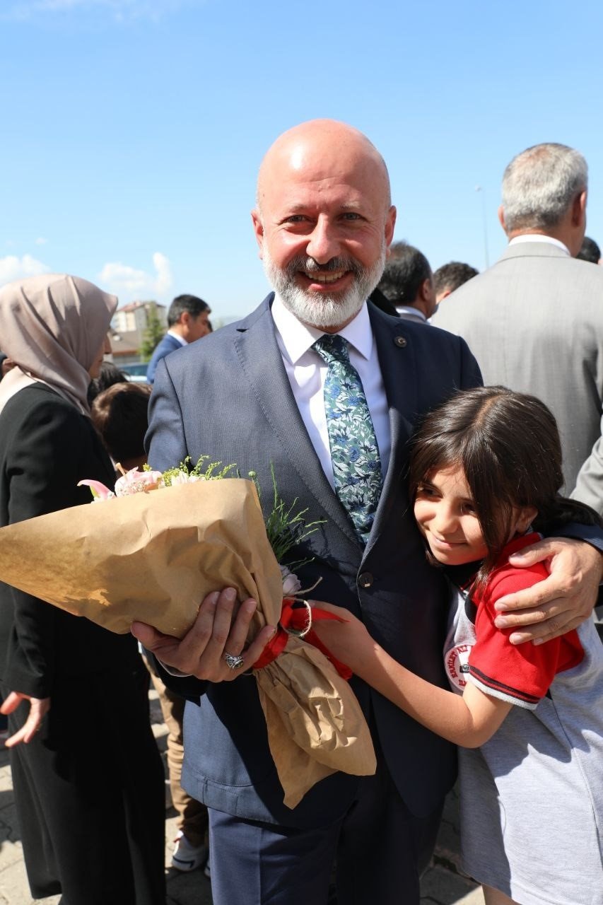 Başkan Çolakbayrakdar, karne sevinci yaşayan öğrencileri tebrik edip, başarılar diledi