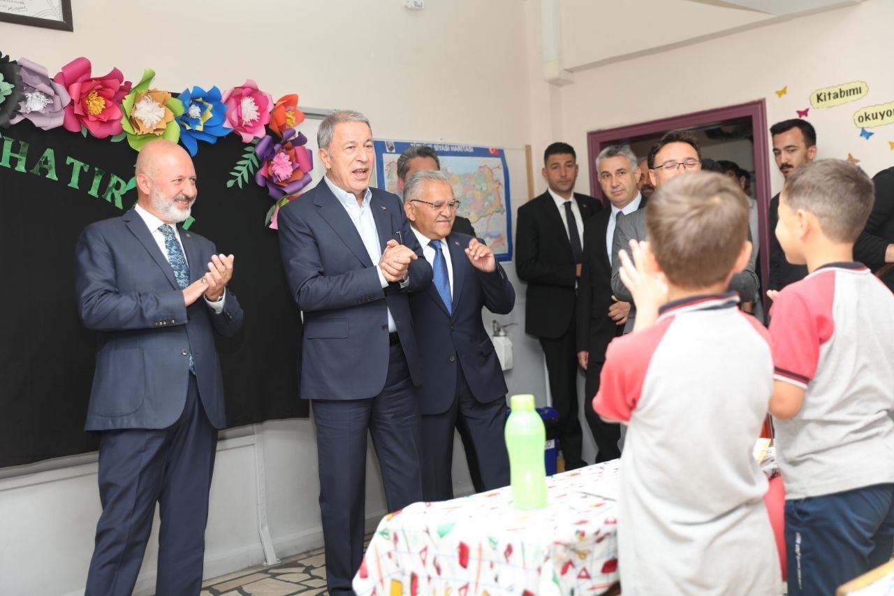 Başkan Çolakbayrakdar, öğrencilerin karne heyecanını paylaştı