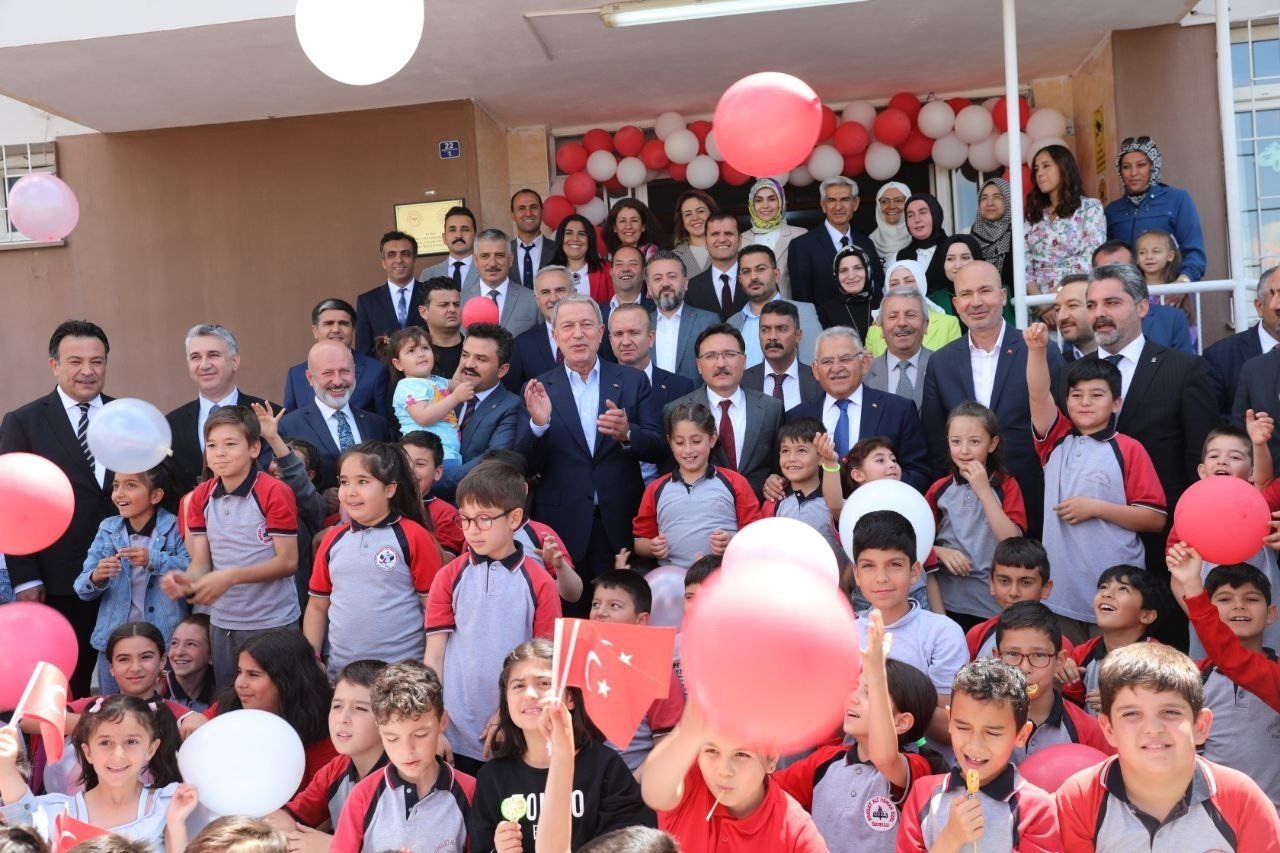 Başkan Çolakbayrakdar, öğrencilerin karne heyecanını paylaştı