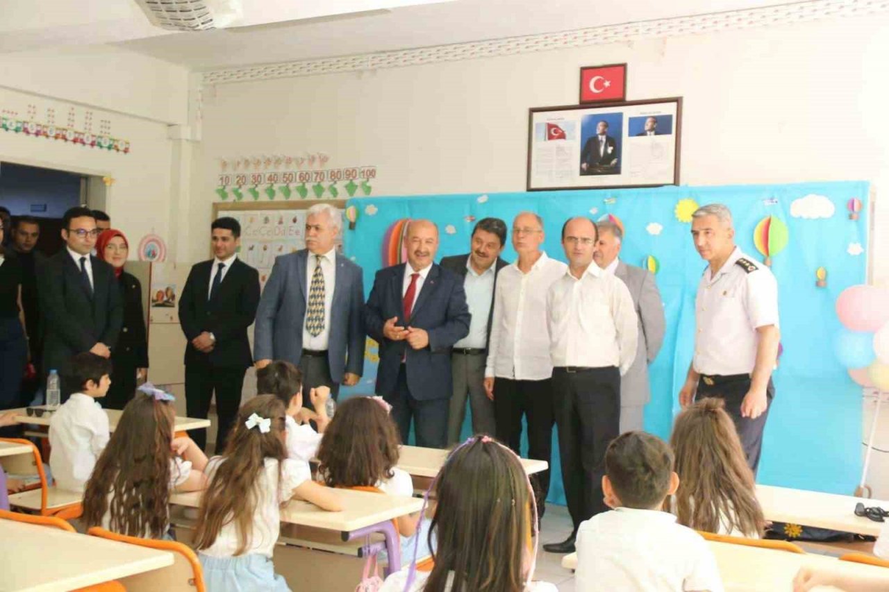 Kütahya’da 98 bin 465 öğrenci, 595 okulda karne heyecanı yaşadı