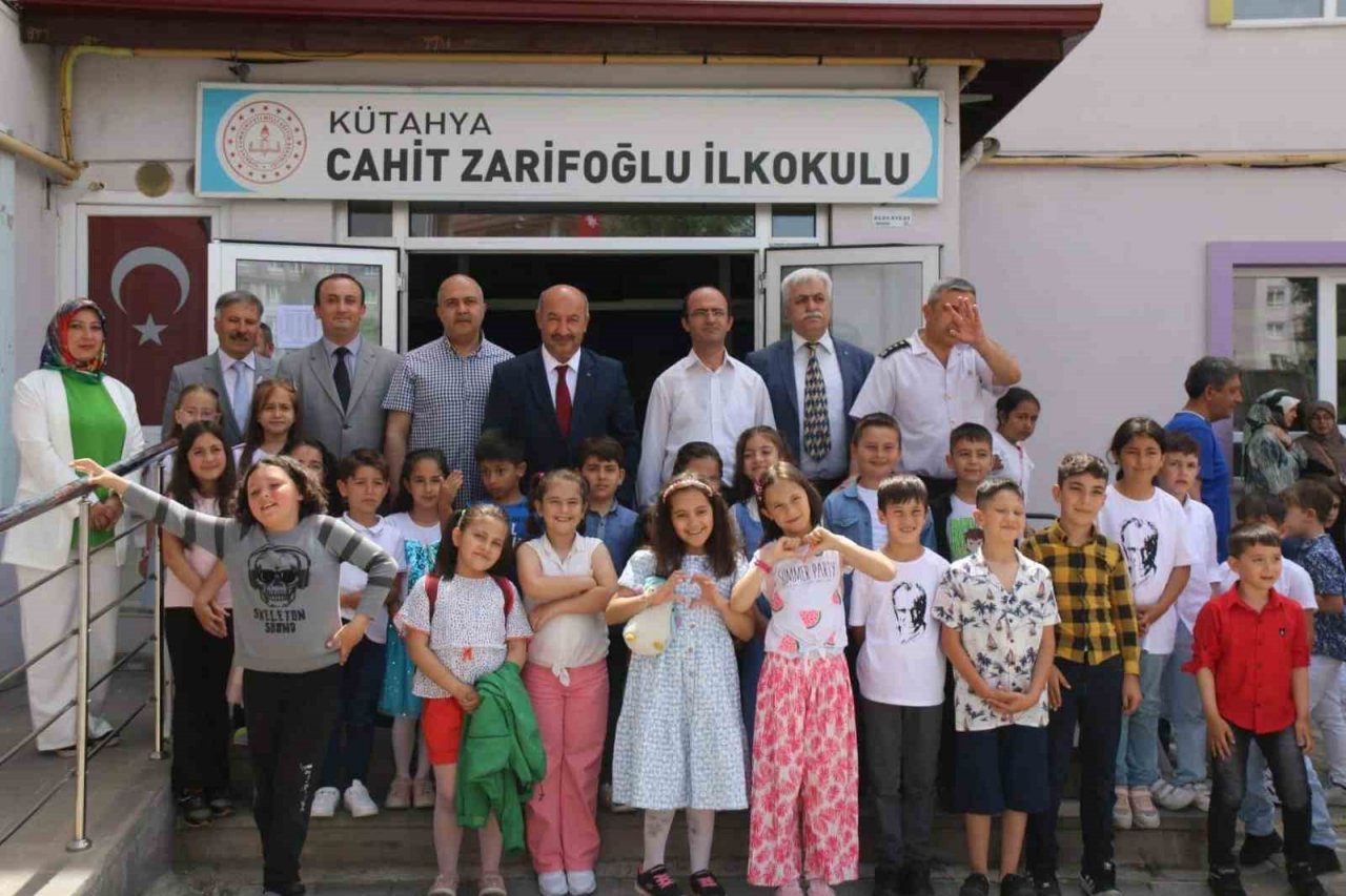 Kütahya’da 98 bin 465 öğrenci, 595 okulda karne heyecanı yaşadı