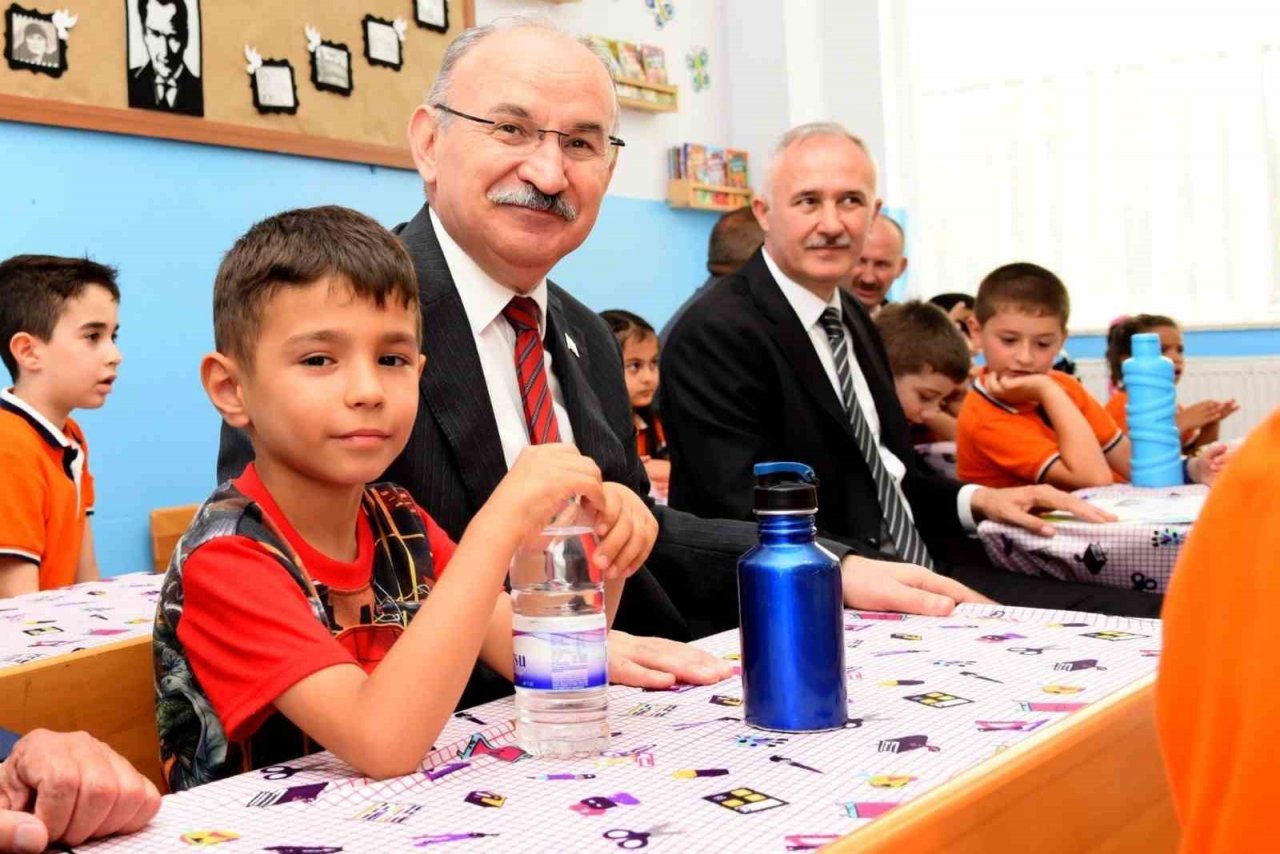 Öğrencilerin karnesi Vali Karadeniz’den