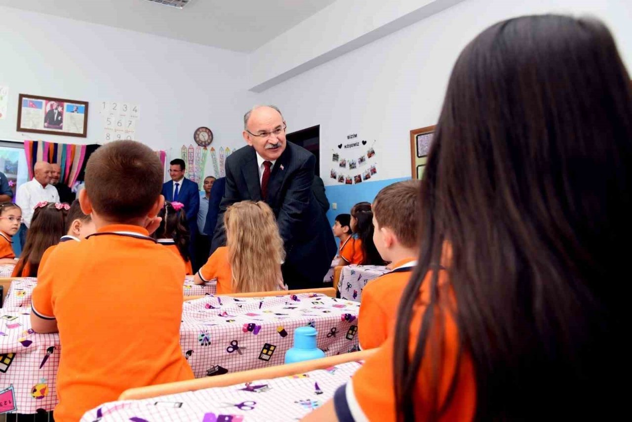 Öğrencilerin karnesi Vali Karadeniz’den