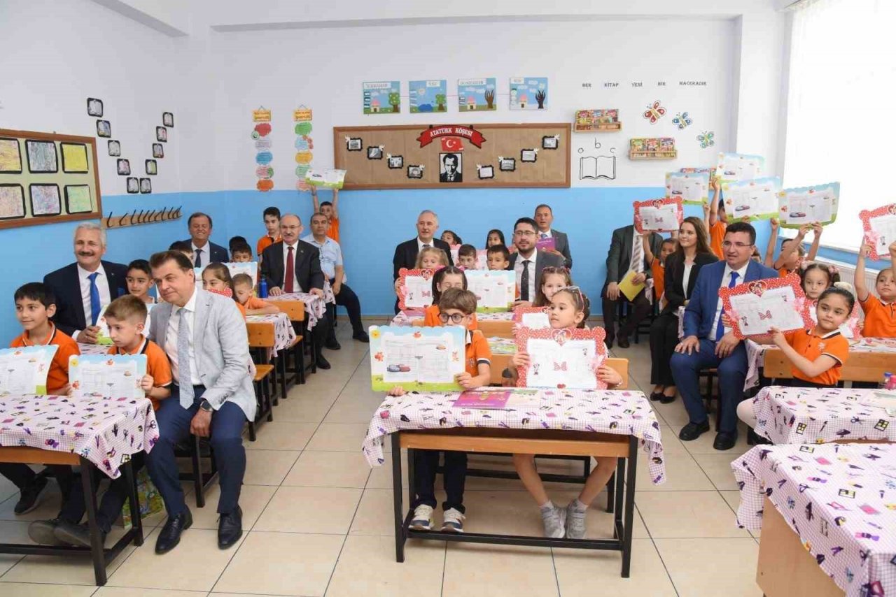 Öğrencilerin karnesi Vali Karadeniz’den