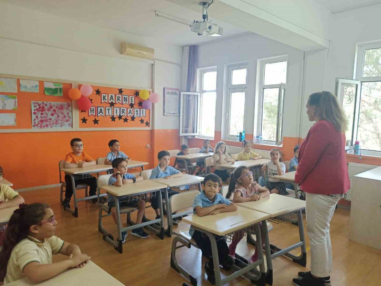 Marmaris’te öğrenciler karnelerini aldı