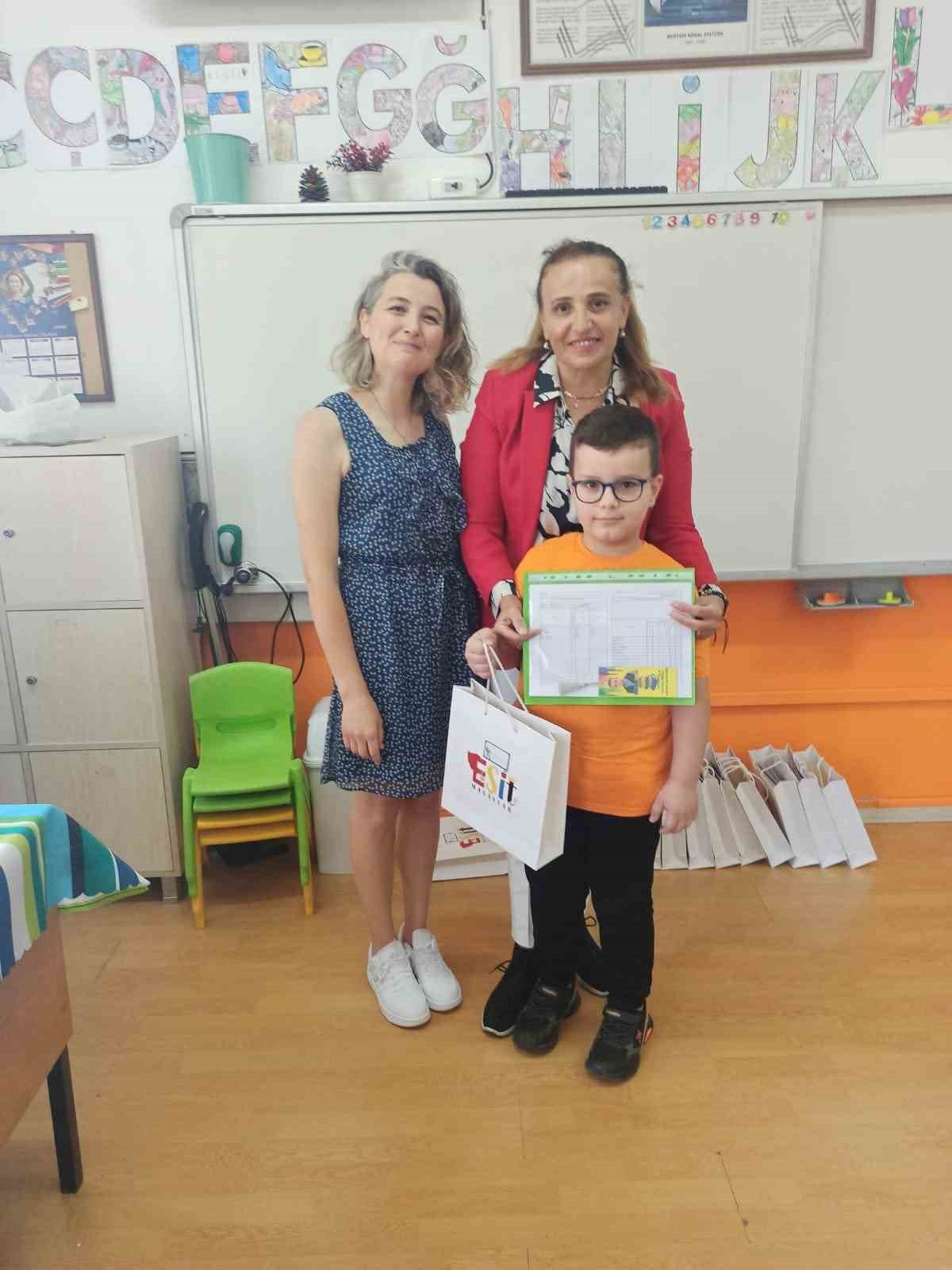 Marmaris’te öğrenciler karnelerini aldı