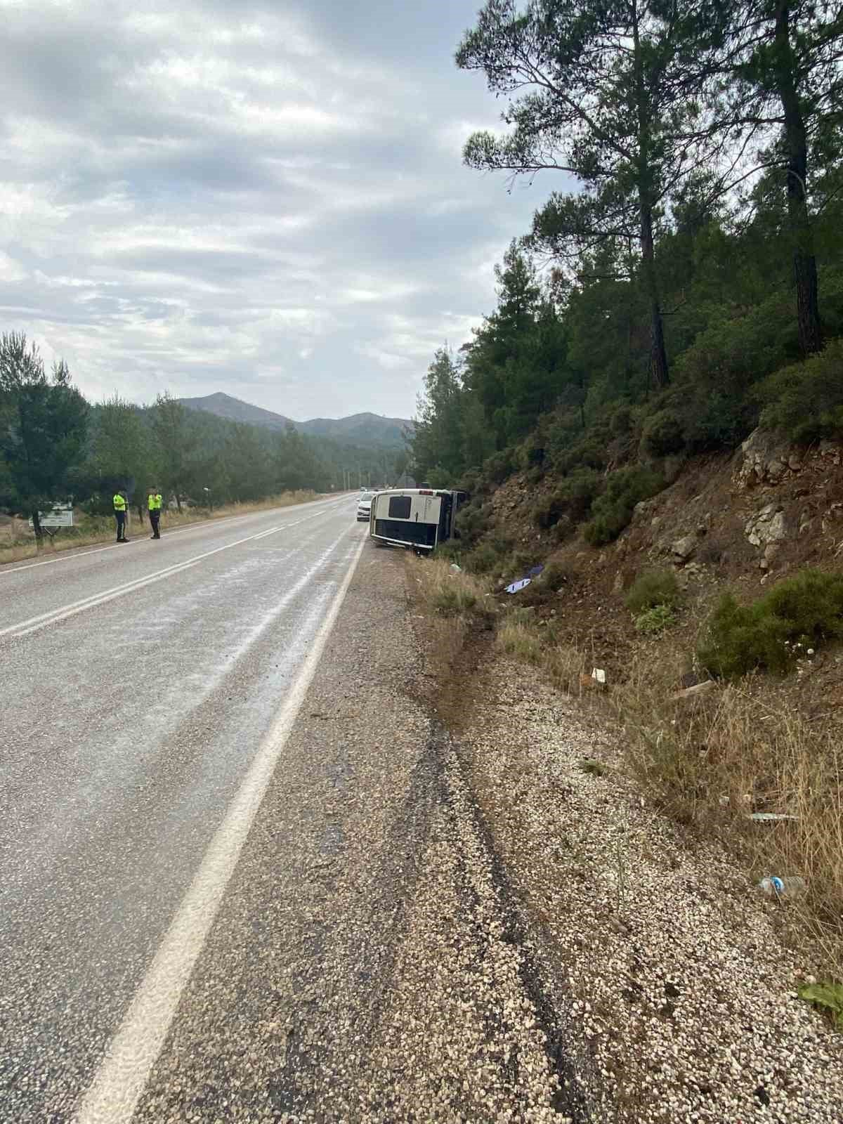 Marmaris’te personel taşıyan minibüs kaza yaptı: 8 yaralı