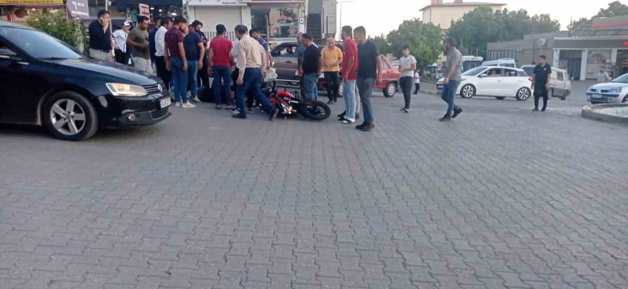 Motosiklet ile otomobil çarpıştı: 2 yaralı